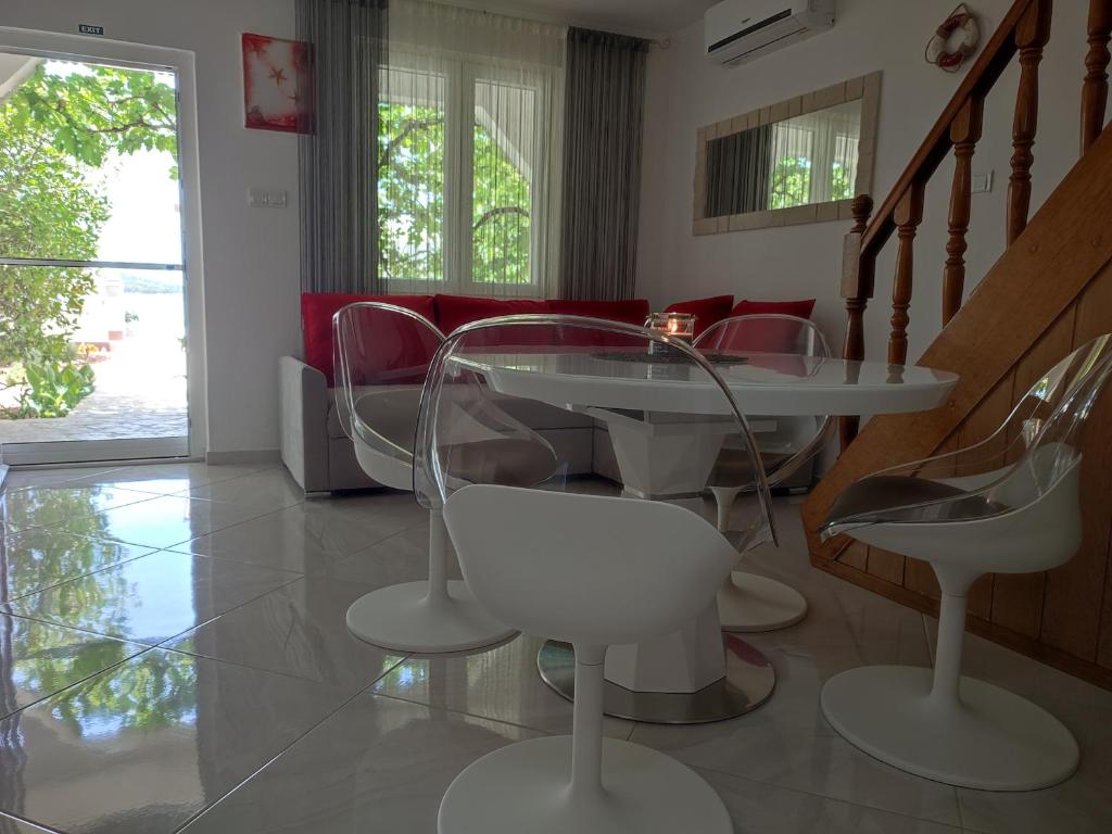 克拉帕尼岛Kuća za odmor TAJANA的一间设有玻璃桌和椅子的用餐室