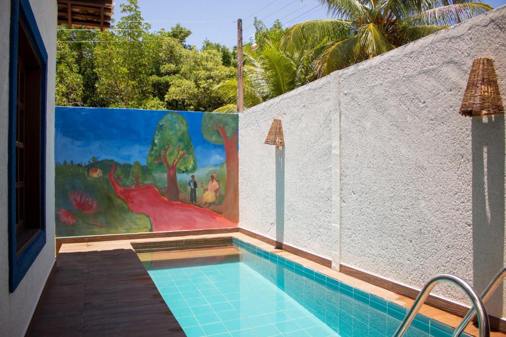 圣米格尔-杜斯米拉格里斯Milagres de Minas的画画墙旁边的游泳池