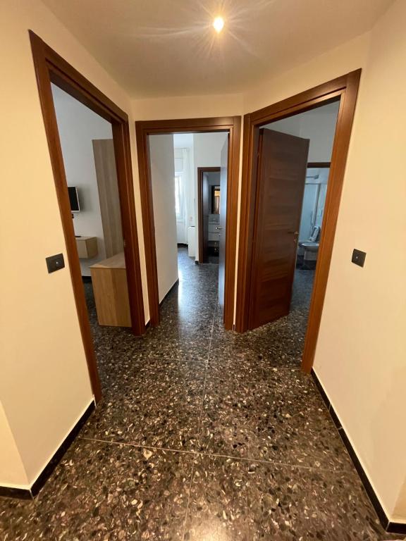 萨沃纳Due passi dal mare的空的走廊,有两扇门和房间