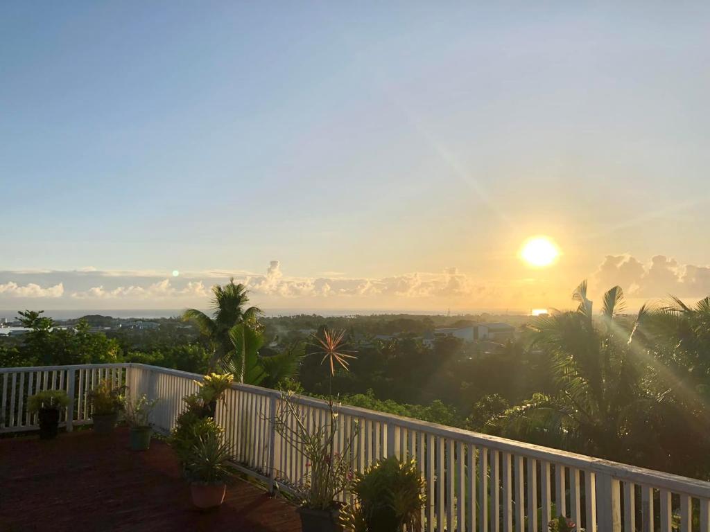 阿皮亚阿坡拉高地休息室宿加早餐旅馆的从房子的阳台上可欣赏到日落美景