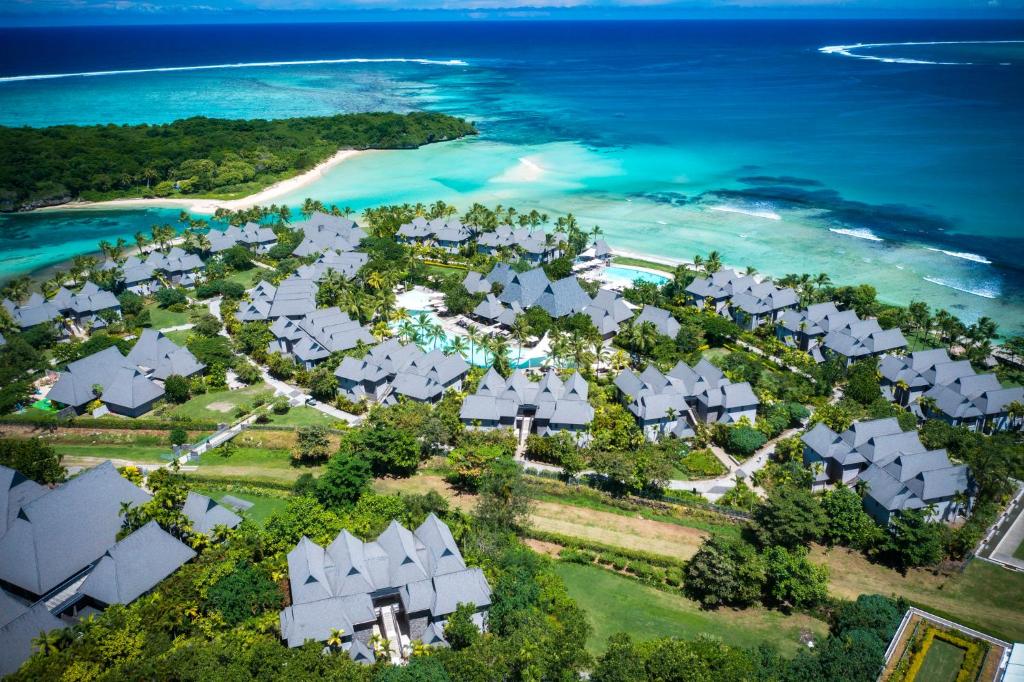 辛加东卡洲际斐济高尔夫度假村及Spa酒店的海滩上的度假村的空中景致