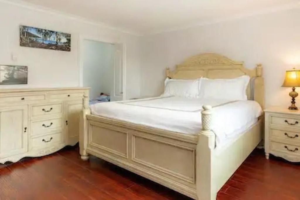萨里John&Jane's House的卧室配有白色大床和梳妆台