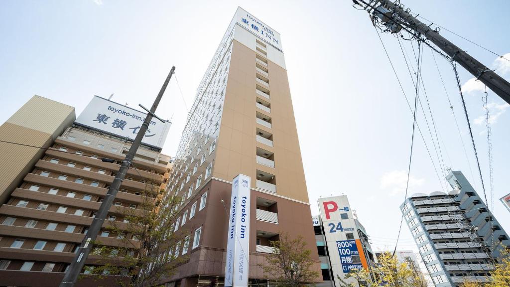 安约马奇Toyoko Inn Mikawa anjo eki Shinkansen Minami guchi No 2的前面有起重机的高楼
