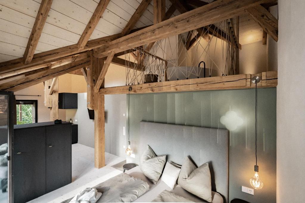 梅拉诺Bäcksteinerhof的带沙发和木制天花板的客厅