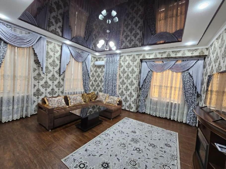 布哈拉Новая 3-х комнатная квартира Мечта的带沙发和地毯的客厅