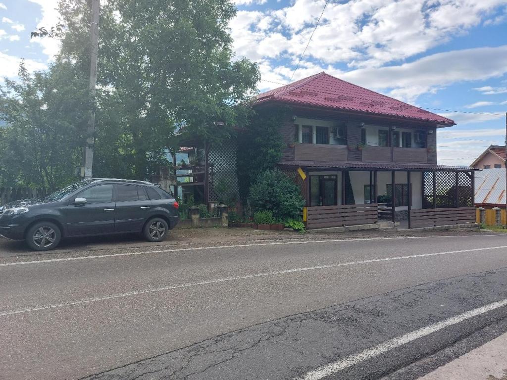 内霍瓦蒙大拿旅游酒店的停在房子旁的路边的汽车
