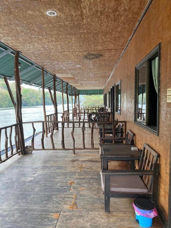 Tha Kradanแพจิตรธาดาธารน้ำ的楼边带长椅和桌子的门廊