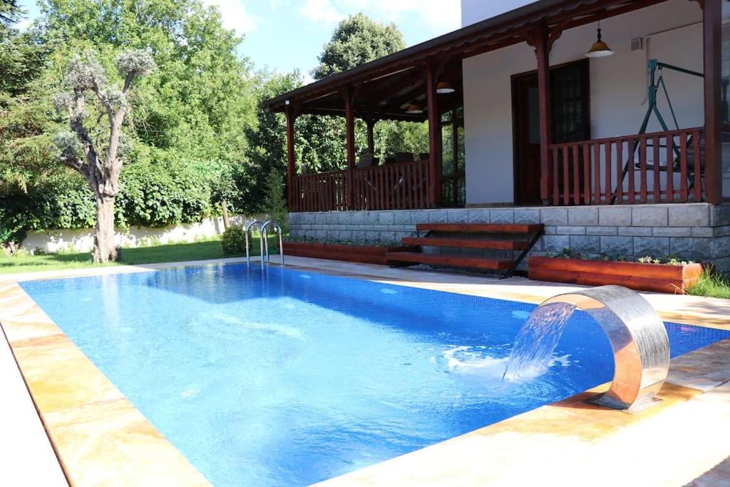 萨潘贾Villa Koral in Kirkpinar - Sapanca的房屋前的游泳池
