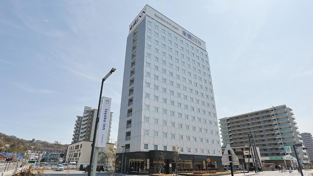 彦根市Toyoko Inn Hikone eki Higashi guchi的一条城市街道上高大的白色建筑