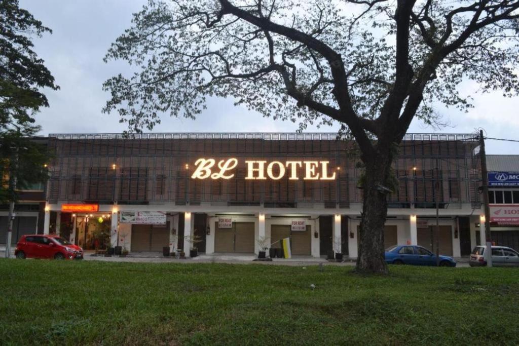怡保JQ BL Hotel, Ipoh的一座大建筑,上面有读大酒店的标志