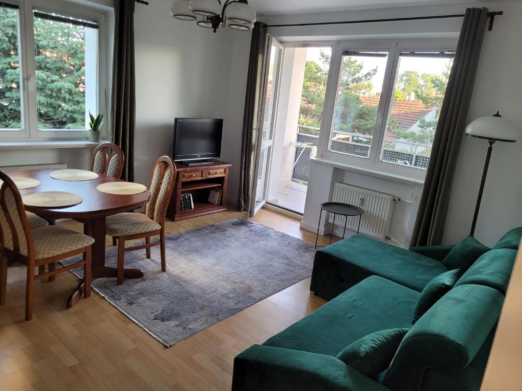 格但斯克Apartament nad morzem的客厅配有绿色沙发和桌子