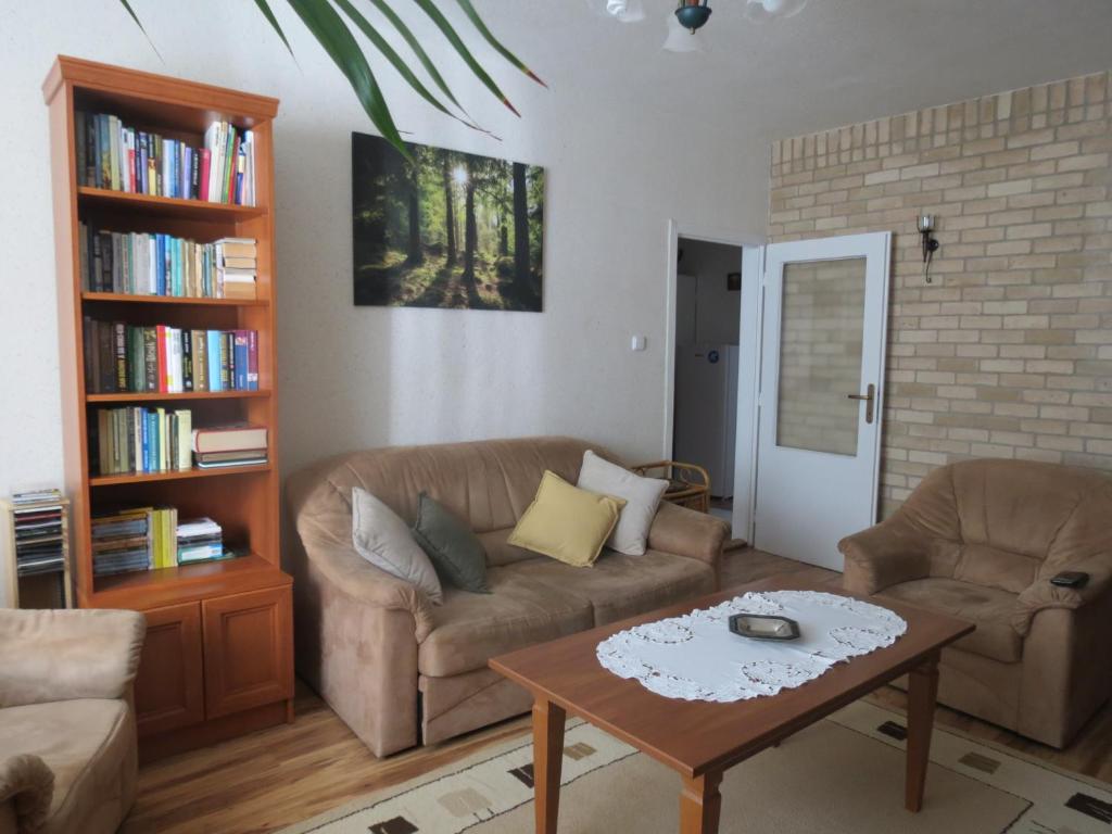 科马尔诺Apartman Classic的客厅配有两张沙发和一张咖啡桌