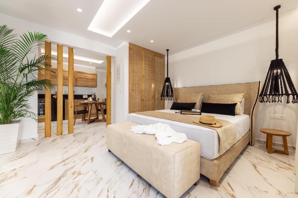 纳克索乔拉Olvos Suite的一间卧室配有一张大床和一张沙发