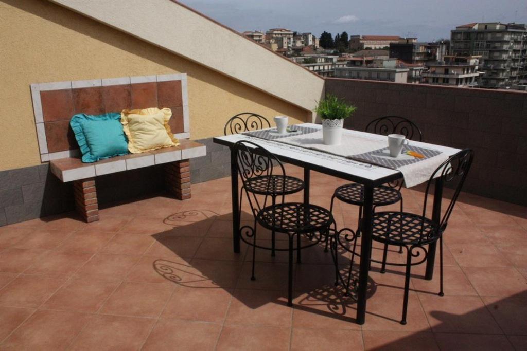 阿奇雷亚莱Casaci的阳台顶部的桌椅