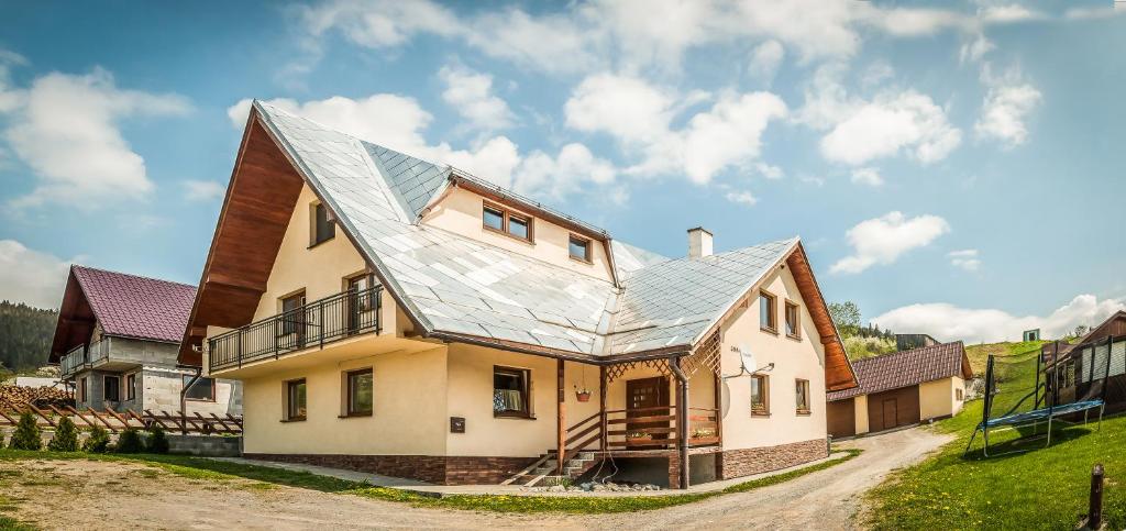 哈沃福卡Dom na okraji obce - Privát Šiškovci的顶部有金属屋顶的房子