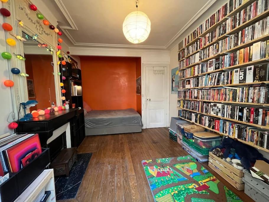 巴黎Apartment near Montmartre(2 rooms!)的书架上书架的房间
