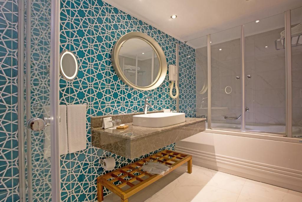 贝莱克Paloma Grida的一间带水槽、浴缸和镜子的浴室