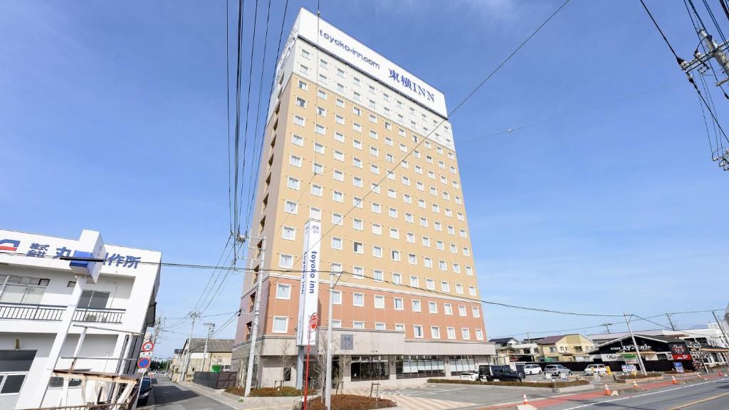 伊势崎市Toyoko Inn Gumma Isesaki Ekimae的街道边的高楼