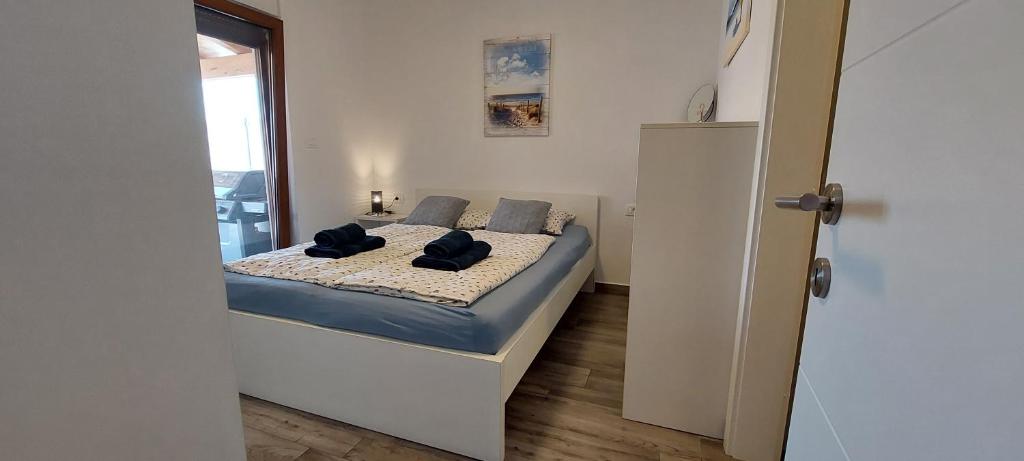 班约勒Histria apartment with own private pool near the beach的一间卧室配有一张带两个枕头的床
