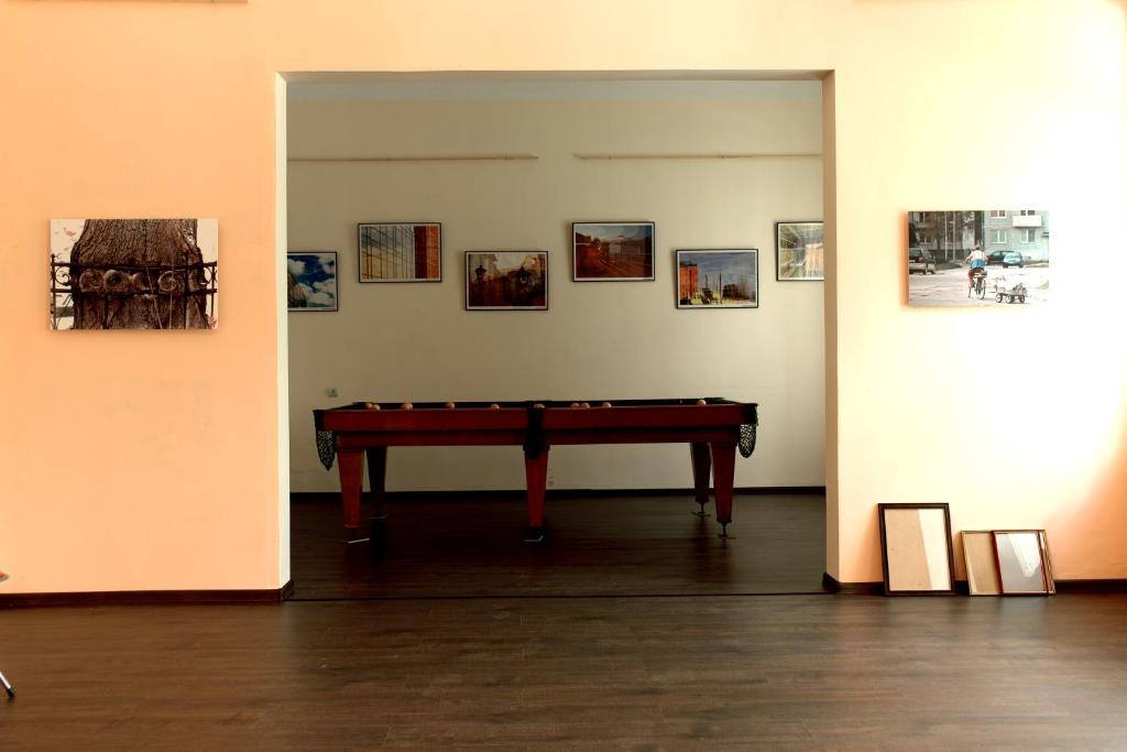 利耶帕亚STONE GARDEN 2的墙上挂着照片的乒乓球桌