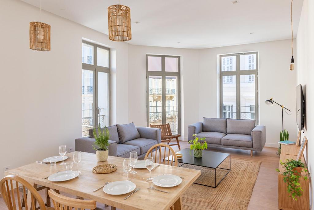 马赛Les Appartements de Babel Vieux Port的客厅配有桌椅