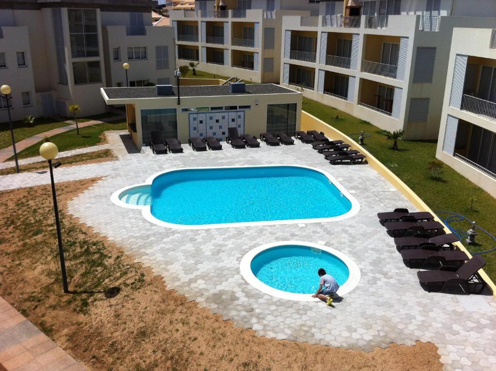 圣港帕拉伊索多拉多公寓的大楼游泳池的顶部景色