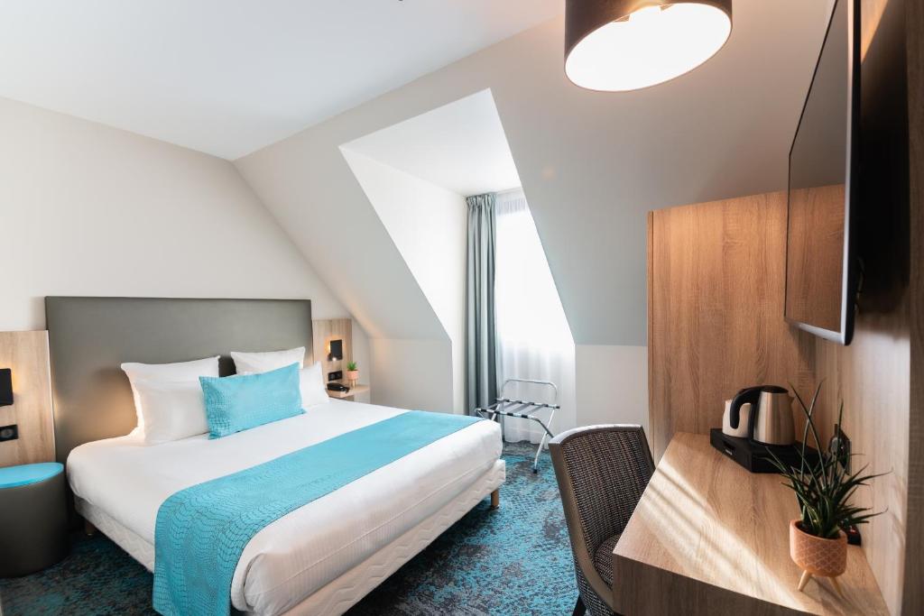科尔马杜尔那酒店的一间卧室配有一张特大号床和一张书桌