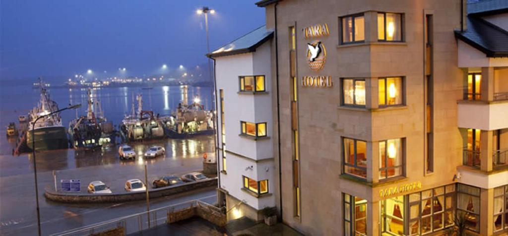 基利贝格斯塔拉酒店 的享有海港和水中船只的景色