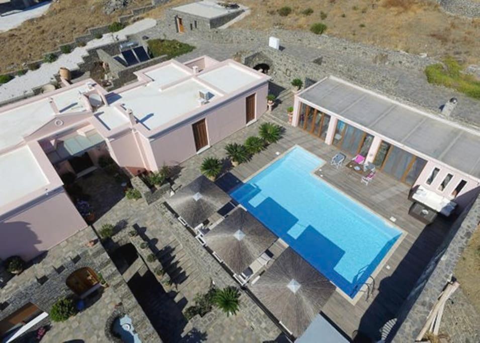 LazarétaVilla Calma的享有带游泳池的房屋的空中景致