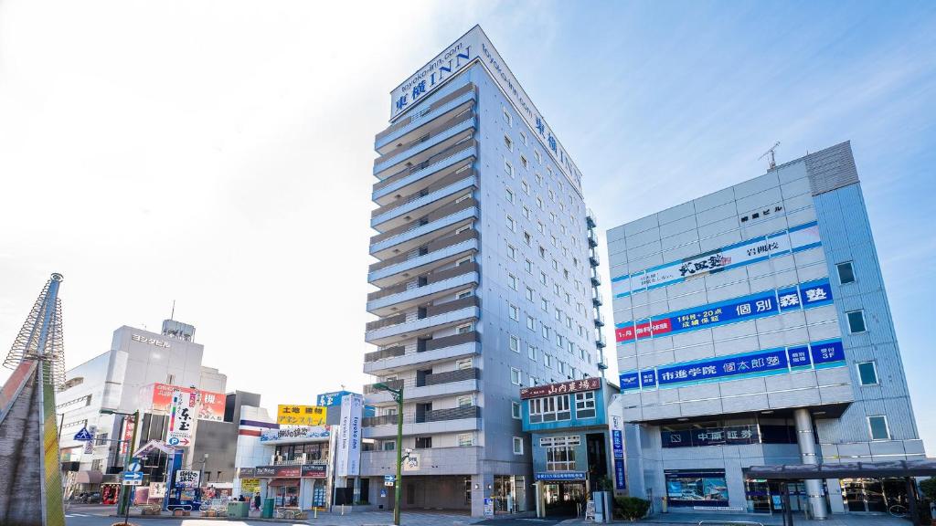 埼玉市Toyoko Inn Saitama Iwatsuki Ekimae的城市中心高楼