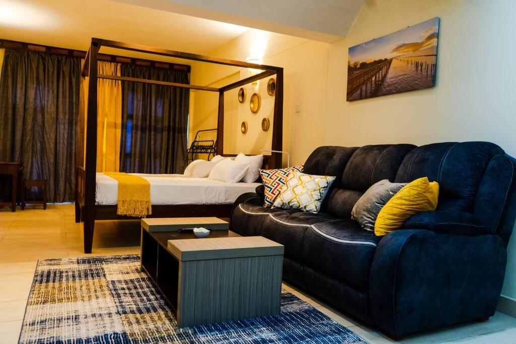 乌昆达Beachside Bliss Studio的客厅配有沙发和1张床