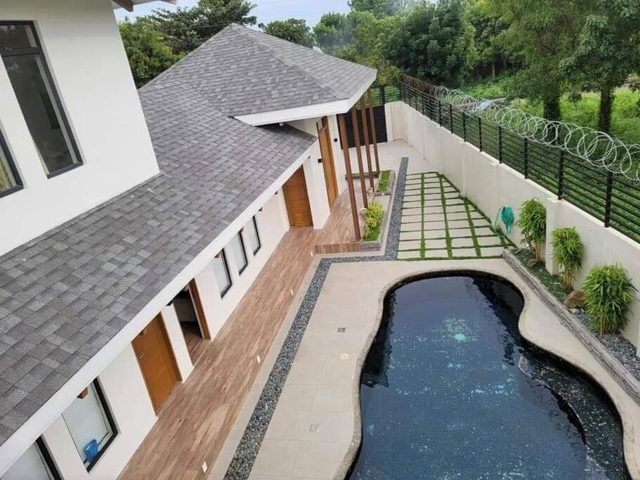 麦克坦Lux 7 Pool Villa Mactan的享有带游泳池的房屋的空中景致