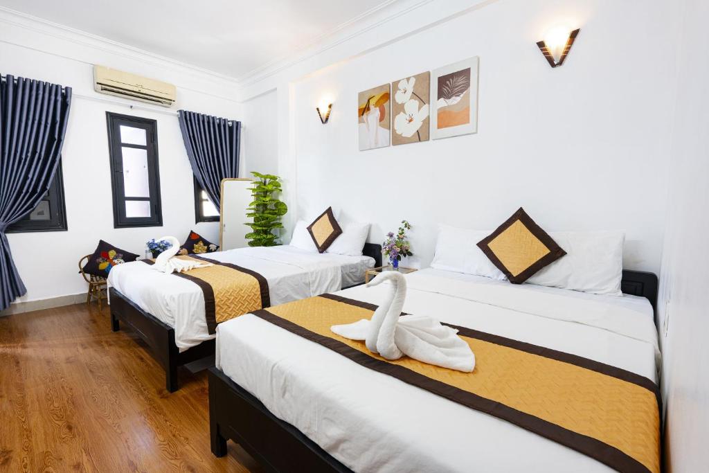 顺化卡萨布兰卡酒店的酒店客房,配有两张带毛巾的床