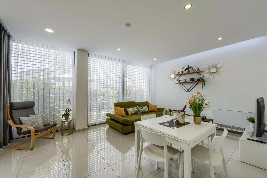 扎达尔Ivy Apartments的客厅配有白色桌子和沙发