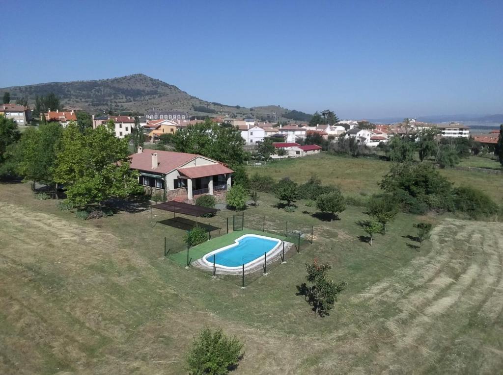 佩德拉希塔La casa de la parcela的享有带游泳池的房屋的空中景致