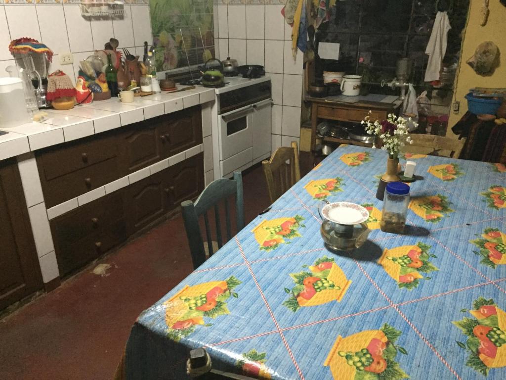 卡哈马卡Casa Mirita的厨房配有一张带蓝桌布的桌子