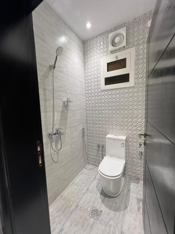 麦地那2 Bedroom Apartment的浴室配有白色卫生间和淋浴。