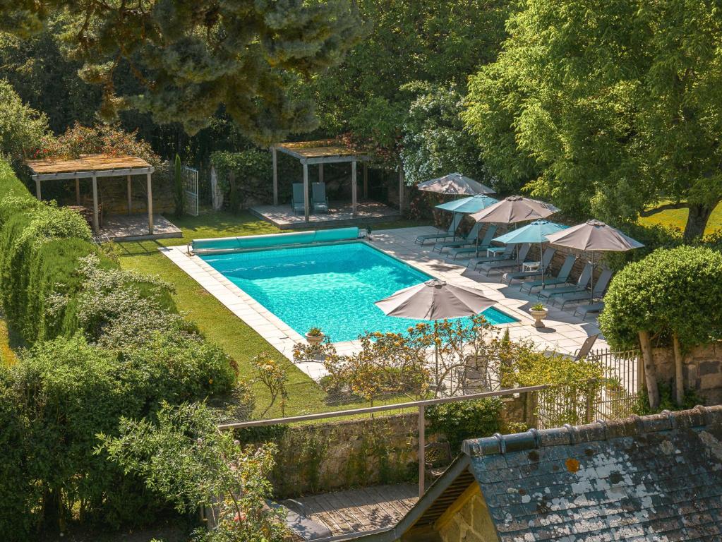 Concourson-sur-LayonChateau de la Vigne的享有带遮阳伞的游泳池的顶部景致