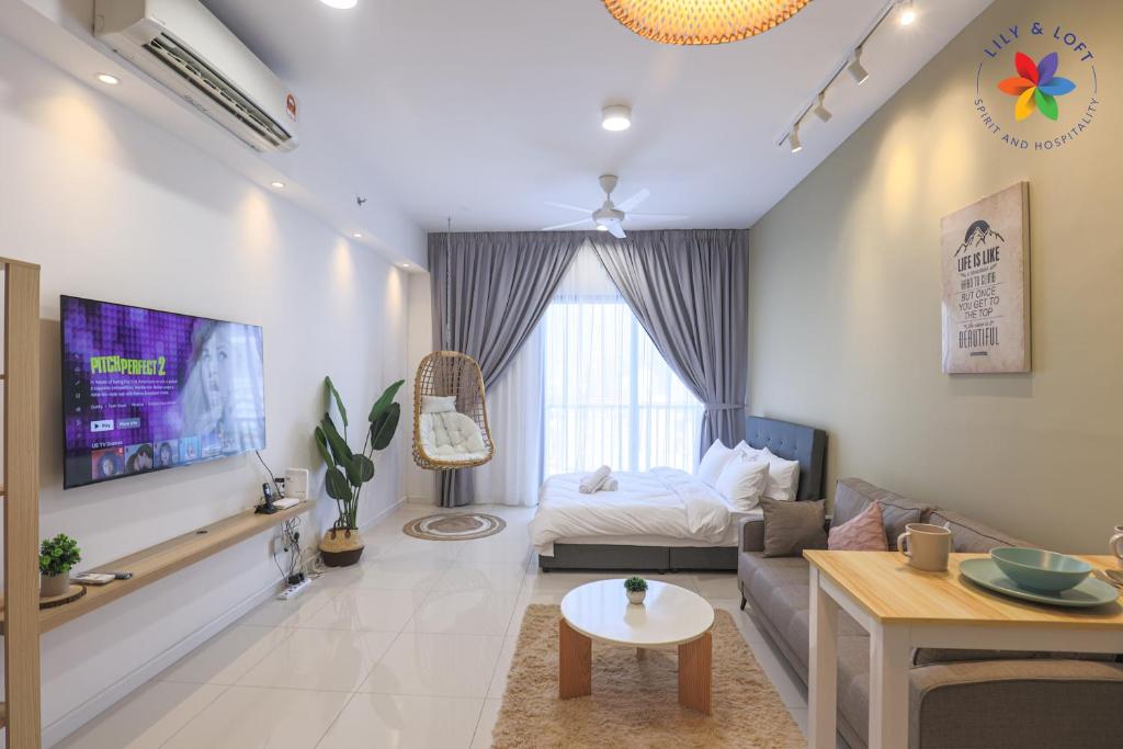 吉隆坡KLCC Luxury Suite @ Chambers by Lily and Loft的客厅配有沙发和1张床