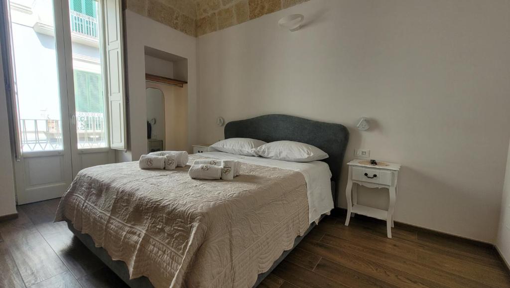 莫诺波利Dimora Del Sorriso的一间卧室配有一张床,上面有两条毛巾