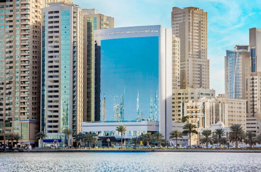 沙迦Corniche Hotel Sharjah的享有城市和高楼的景色
