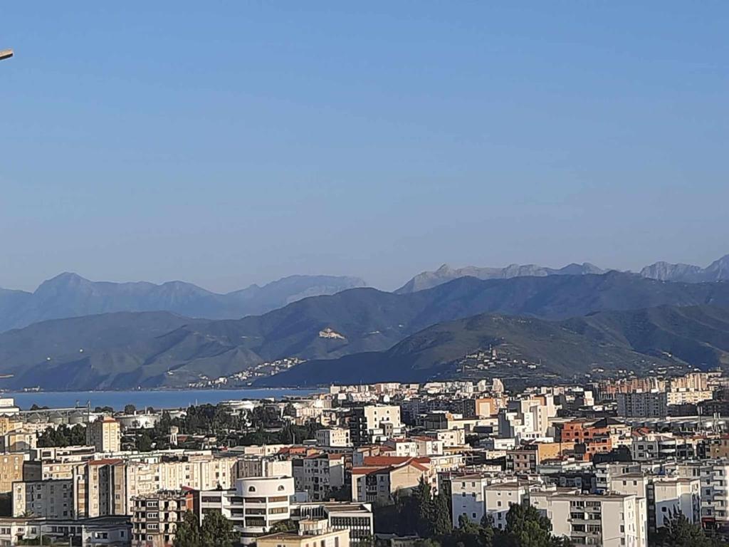 贝贾亚Appartement Niché au cœur de Bejaia的享有以山脉为背景的城市美景