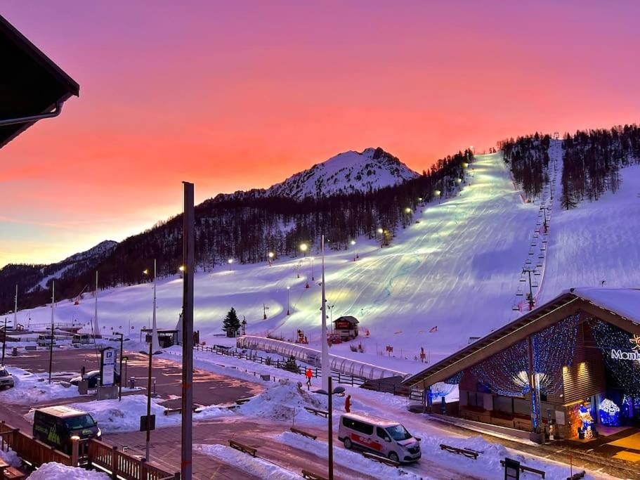 蒙热内夫尔Studio Dama neuf 4 p avec terrasse vue imprenable的一座雪覆盖的滑雪场,其背景是一座山