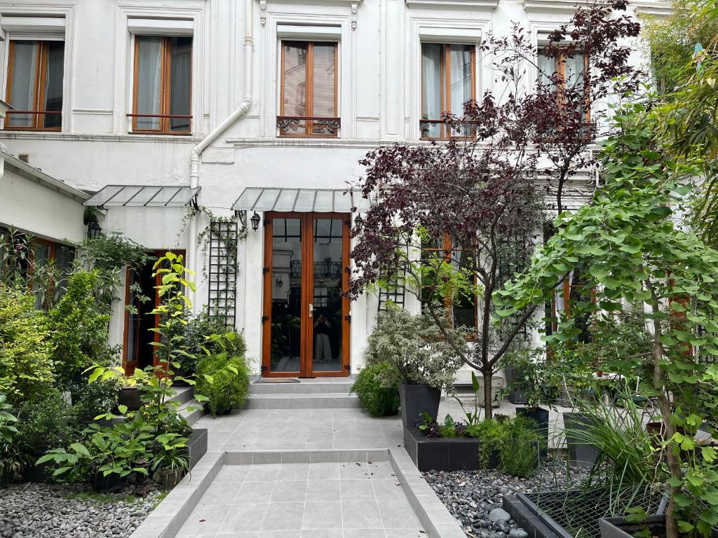 巴黎MaisonZen的建筑前的花园