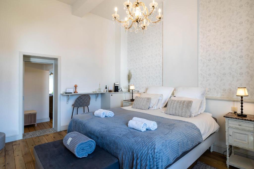 博尔赫隆Huis van Loon的一间卧室配有带毛巾的床