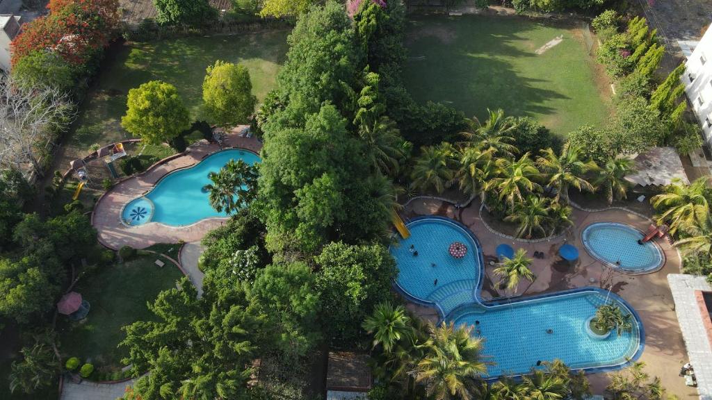 舍地Hotel Sai leela - Shirdi的享有度假村游泳池的顶部景致