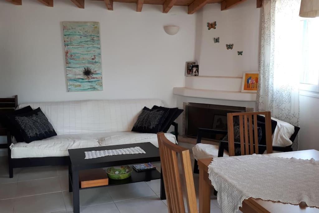 雷夫克斯Katerina's traditional house in lefkes village的客厅配有沙发和桌子