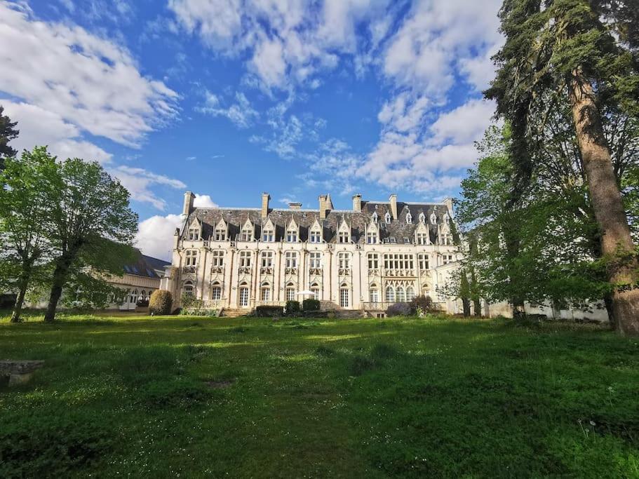 奥尔良Grand appartement dans Château Néo-gothique的前面有草地的大建筑