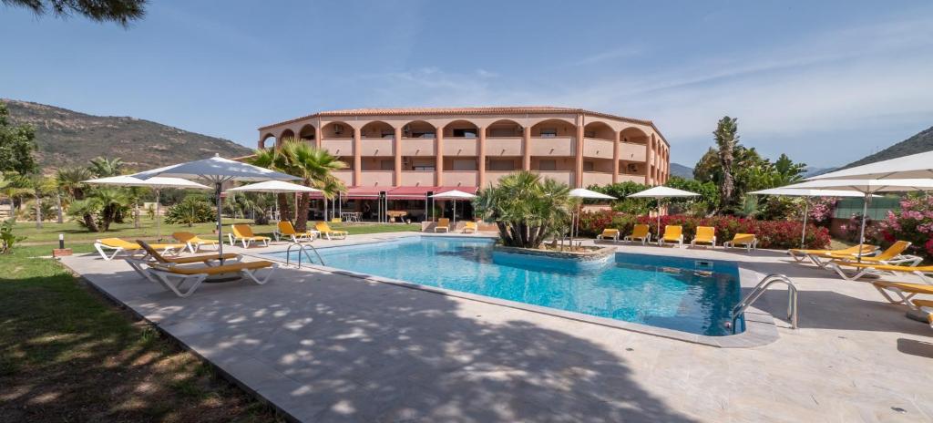 萨戈内加州汽车旅馆的一个带椅子和遮阳伞的游泳池的度假酒店