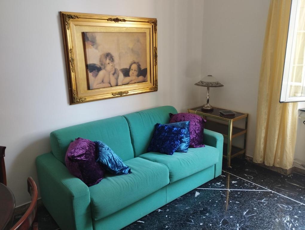 热那亚Casa Nonna Anna的客厅配有带枕头的绿色沙发